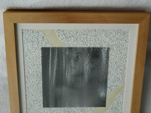 Niet of onleesbaar gesigneerd - Ingelijste gemengde techniek , Fotografie & collage , Portret - 1997 kopen? Bied vanaf 1!