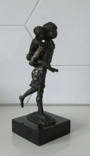 Astrid Veldhuyzen-Koppen - Bronzen Beeld Rennende moeder met kind op haar rug kopen? Bied vanaf 48!