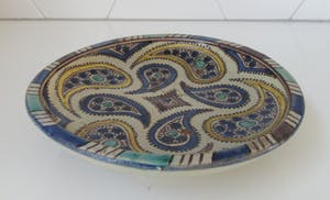 Niet of onleesbaar gesigneerd - Oud Noord Afrikaans of Arabisch aardewerken schaal op voet kopen? Bied vanaf 10!