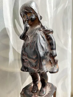 Brons (Onbekend) - Meisje op kruk. kopen? Bied vanaf 99!