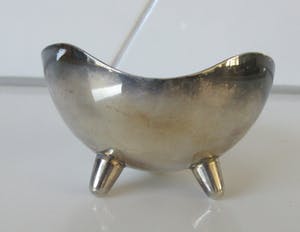 Niet of onleesbaar gesigneerd - Fifties verzilverde kaarsenhouder op voetjes kopen? Bied vanaf 10!