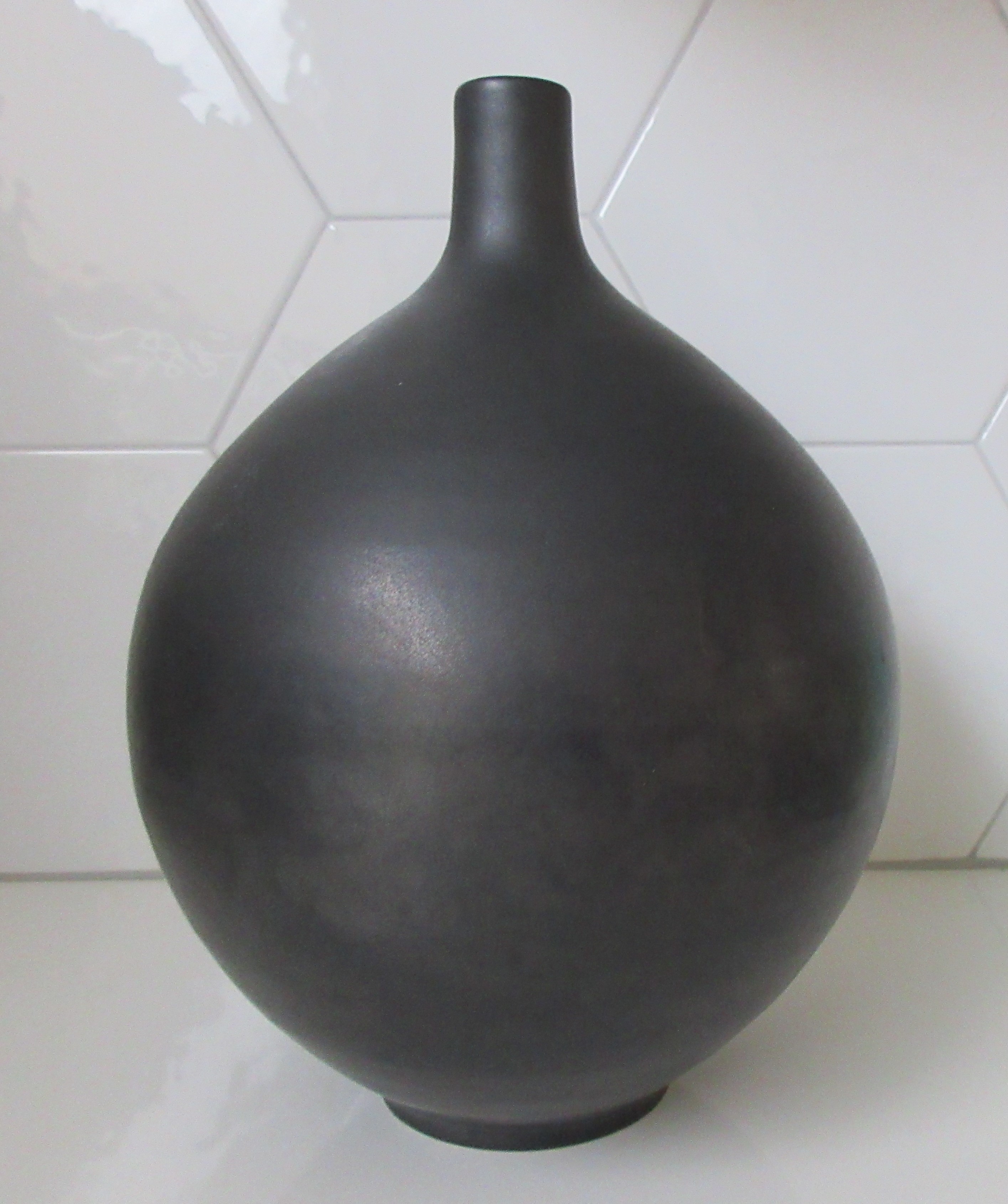 Niet of onleesbaar gesigneerd - Ecri Katwijk A.Z. - Zeer grote antraciete bolvaas - zware kwaliteit! kopen? Bied vanaf 1!