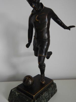 Niet of onleesbaar gesigneerd - Massief bronzen voetballer op marmeren voetstuk kopen? Bied vanaf 10!