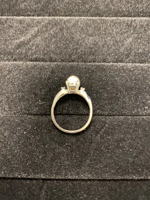 Witgouden ring bezet met parel en diamanten kopen? Bied vanaf 100!