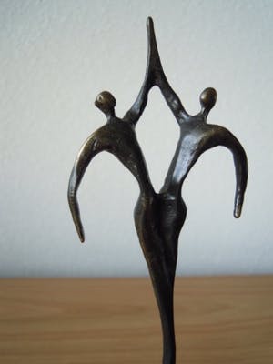 Corry Ammerlaan - Prachtig slank gesigneerd beeldje van 2 mensen. kopen? Bied vanaf 25!