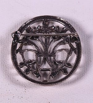 Opengewerkte zilveren broche met wapenschild. kopen? Bied vanaf 1!