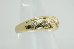 91- Zo goed als nieuwe 18 Krt gouden fantasie ring met 5 princess cut diamanten kopen? Bied vanaf 600!