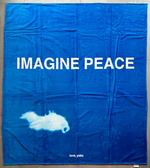 Yoko Ono - Imagine Peace, Digitaldruck auf Strandtuch kaufen? Bieten Sie von 225!