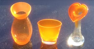Niet of onleesbaar gesigneerd - DRIE APARTE ORANJE GLAZEN VAZEN kopen? Bied vanaf 1!
