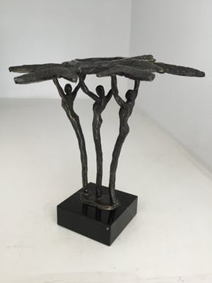 Corry Ammerlaan - Sculptuur “ Samen de schouders er onder “ kopen? Bied vanaf 40!