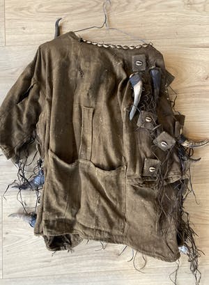 Dogon - Afrikaans, kledingstuk met schelpen en hoorns. kopen? Bied vanaf 75!