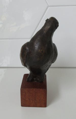 Niet of onleesbaar gesigneerd - Plastiek van een bronzen Duif op teakhouten sokkel kopen? Bied vanaf 10!