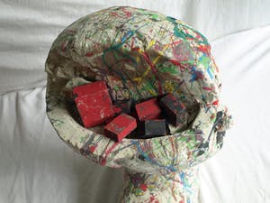 Niet of onleesbaar gesigneerd - Beeld van beton , ‘Hoofd met open schedelhelft’ - beschilderd kopen? Bied vanaf 1!