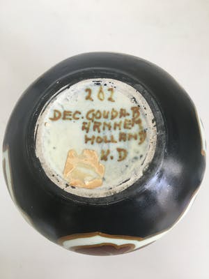 Vest Keramiek Gouda - Gouda Arnhem gesigneerd vaasje kopen? Bied vanaf 30!