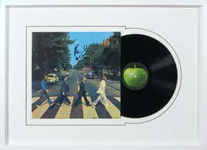 The Beatles - Abbey Road - Gesigneerd door 3 van de 4 bandleden verkocht voor € 1!