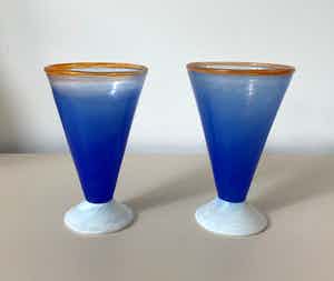 Niet of onleesbaar gesigneerd - Jema Boda Glasbruk - twee gekleurde vaasjes - A. Gray verkocht voor € 1!