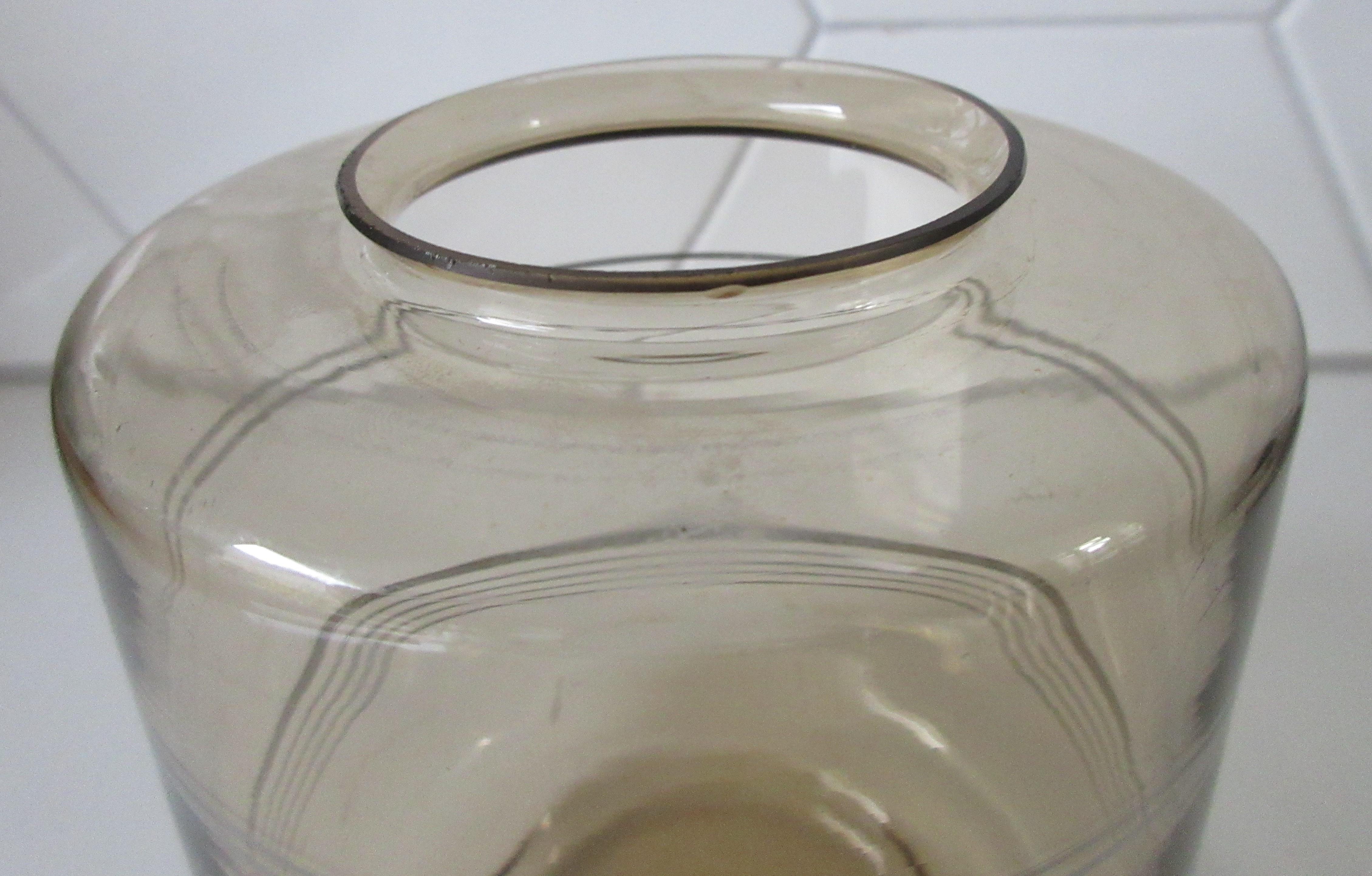 Niet of onleesbaar gesigneerd - Art deco Belgische rookglazen vaas (tonnetje) kopen? Bied vanaf 1!