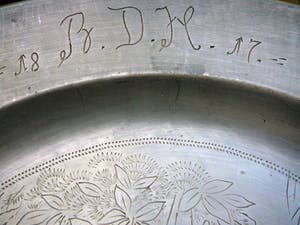 Niet of onleesbaar gesigneerd - Gedecoreerde tinnen schaal -1817- kopen? Bied vanaf 10!