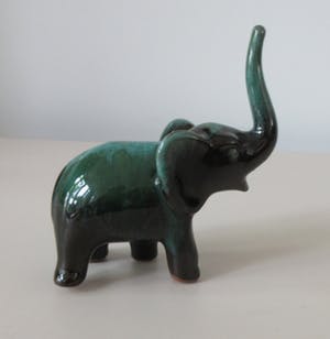 Niet of onleesbaar gesigneerd - Blue Mountain Pottery - Beeldje van een eend en een olifant kopen? Bied vanaf 1!