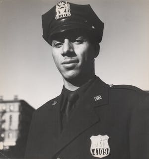 Richard Saunders - Black NYPD officer, gelatinezilverdruk kopen? Bied vanaf 95!