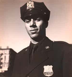 Richard Saunders - Black NYPD officer, gelatinezilverdruk verkocht voor € 95!