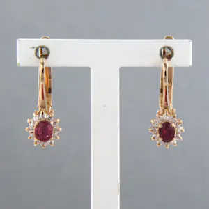 Acheter18k rosé gouden oorhangers bezet met robijn en briljant geslepen diamant 0.16ct? Enchérissez de 320!
