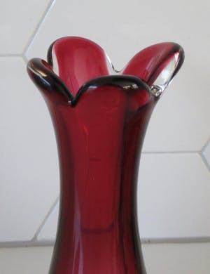 Niet of onleesbaar gesigneerd - Dubbelwandige Murano Sommerso Cranberry vrijgevormde vaas kopen? Bied vanaf 10!