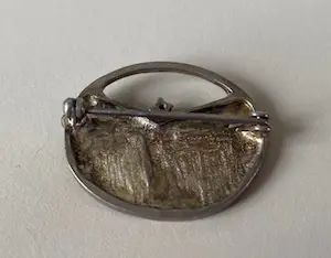 Niet of onleesbaar gesigneerd - Moderne zilveren broche met steen kopen? Bied vanaf 1!