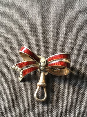 1e gehalte Zilver - zilveren slangenbroche en een rood email strikbroche kopen? Bied vanaf 10!