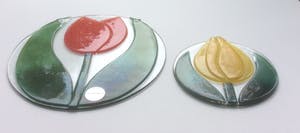 Niet of onleesbaar gesigneerd - TWEE GLAZEN RAAMHANGERS MET TULP kopen? Bied vanaf 1!