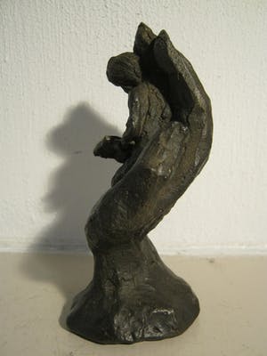 Astrid Veldhuyzen-Koppen - Lezend meisje in hand - gesigneerd sculptuur kopen? Bied vanaf 75!