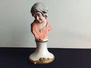 Niet of onleesbaar gesigneerd - 2 capodimonte beelden van jonge dames kopen? Bied vanaf 1!