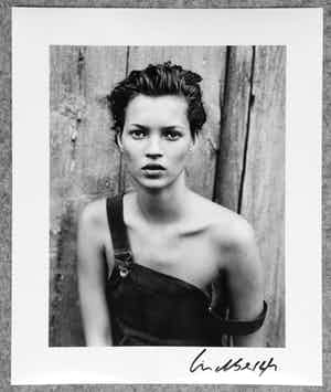 Peter Lindbergh - Autogramm auf Fotografie Kate Moss Working Trousers verkocht voor € 79!