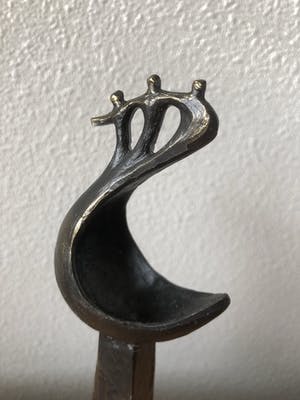 Brons (Onbekend) - Zwaar bronzen beeld op zuil - " Geen golf te hoog " kopen? Bied vanaf 20!