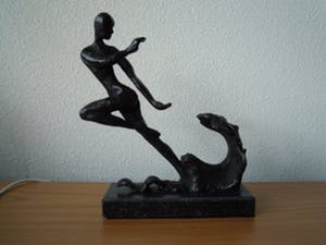 Brons (Onbekend) - Gesigneerd bronzen beeld - Naakte vrouw die vlucht voor golf water kopen? Bied vanaf 65!