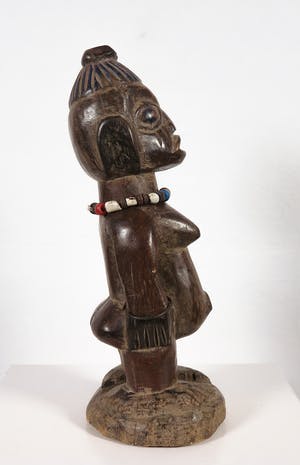 Yoruba - Ibedji - Vrouwenbeeld met ijzeren armbanden, kralenketting en blauw haar kopen? Bied vanaf 1!