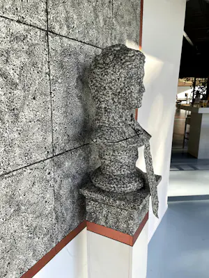 Michel Kourline - Tweedelig kunstobject in gemengde techniek, La femme à la cravate (Groot) kopen? Bied vanaf 450!