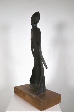 Niet of onleesbaar gesigneerd - IJzeren beeld op houten voet kopen? Bied vanaf 1!