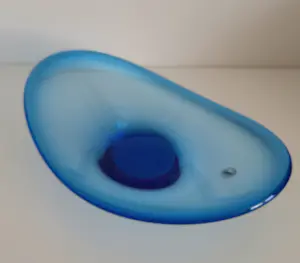 Per Lutken - Holmegaard; asymmetrische schaal in prachtige blauwe kleur kopen? Bied vanaf 69!