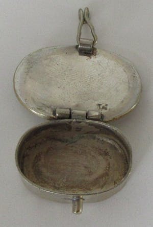 Niet of onleesbaar gesigneerd - Miniatuur zilveren doosje met parelmoer decoratie kopen? Bied vanaf 10!