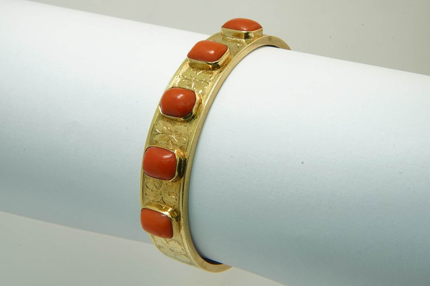 35-  Zware & fraai bewerkte 14 karaat gouden armband met bloedkoraal kopen? Bied vanaf 1400!