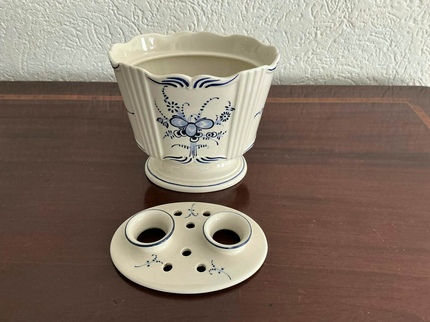 Buy Villeroy en Boch - Vintage Chinoiserie Blue-White Floral Bud Flower Holder with Frog Vase? Bid from 35!