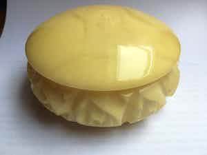 Niet of onleesbaar gesigneerd - kristallen sieradenbox met deksel verkocht voor € 10!