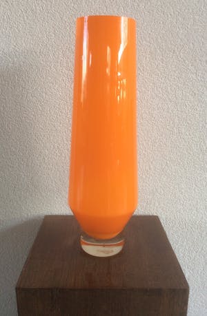 Niet of onleesbaar gesigneerd - HOGE ORANJE GLAZEN DESIGN VAAS kopen? Bied vanaf 1!