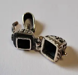 AcheterVintage zilveren Nieuw mooi bewerkt gedenksieraad in markiesvorm.? Enchérissez de 25!