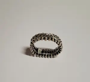 stoere  ring met vossenstaartschakel gecombineerd met zilveren bolletjes. kopen? Bied vanaf 55!