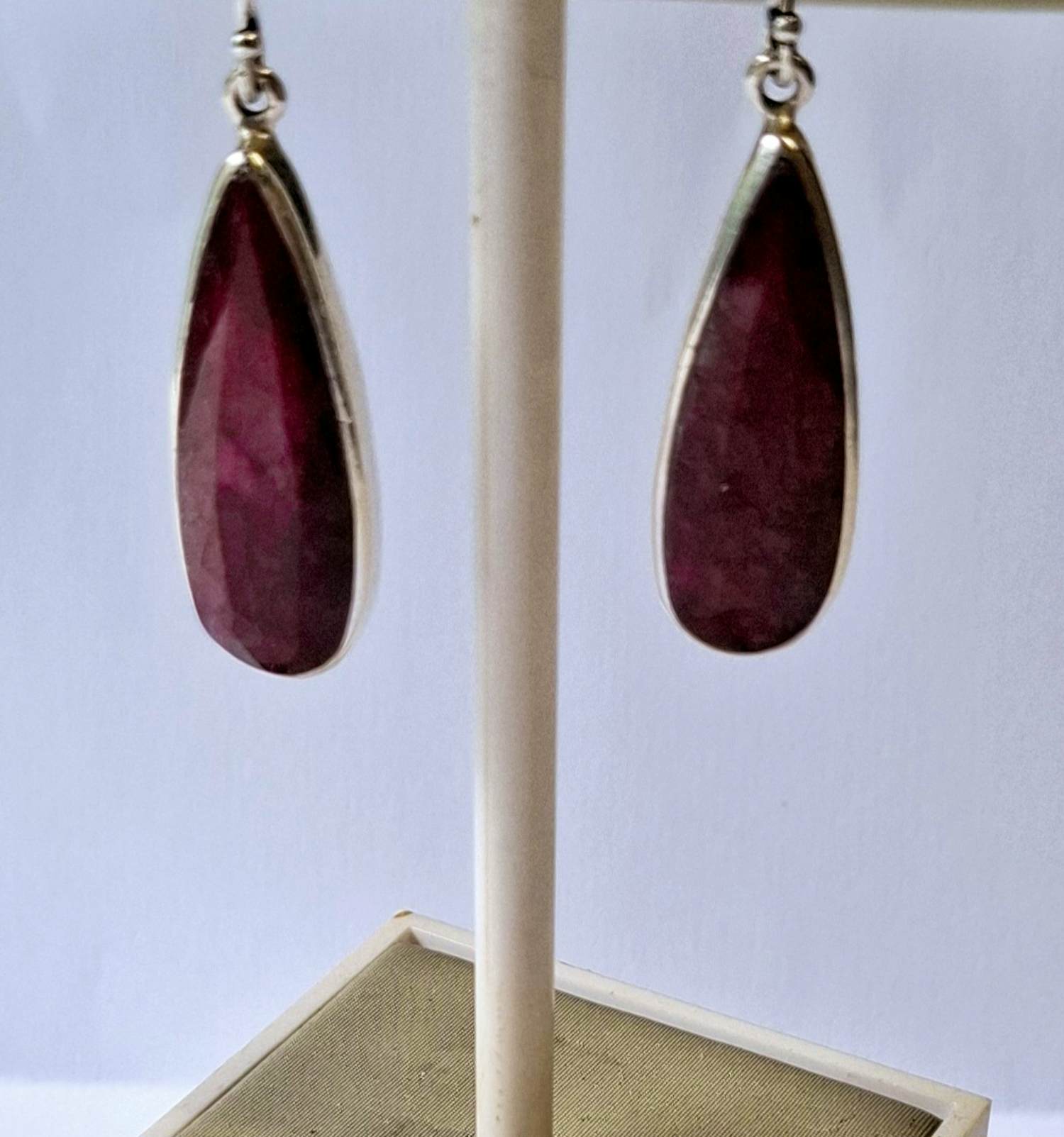 Zilveren oorbellen net facetgeslepen Robijn verkocht voor € 50!