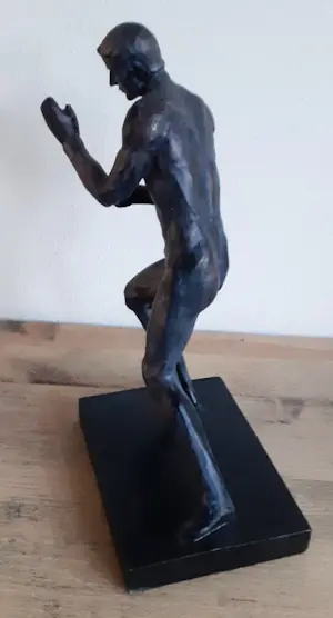 Niet of onleesbaar gesigneerd - Beeld/figuur "Onbewapende Weerstand" kopen? Bied vanaf 1!