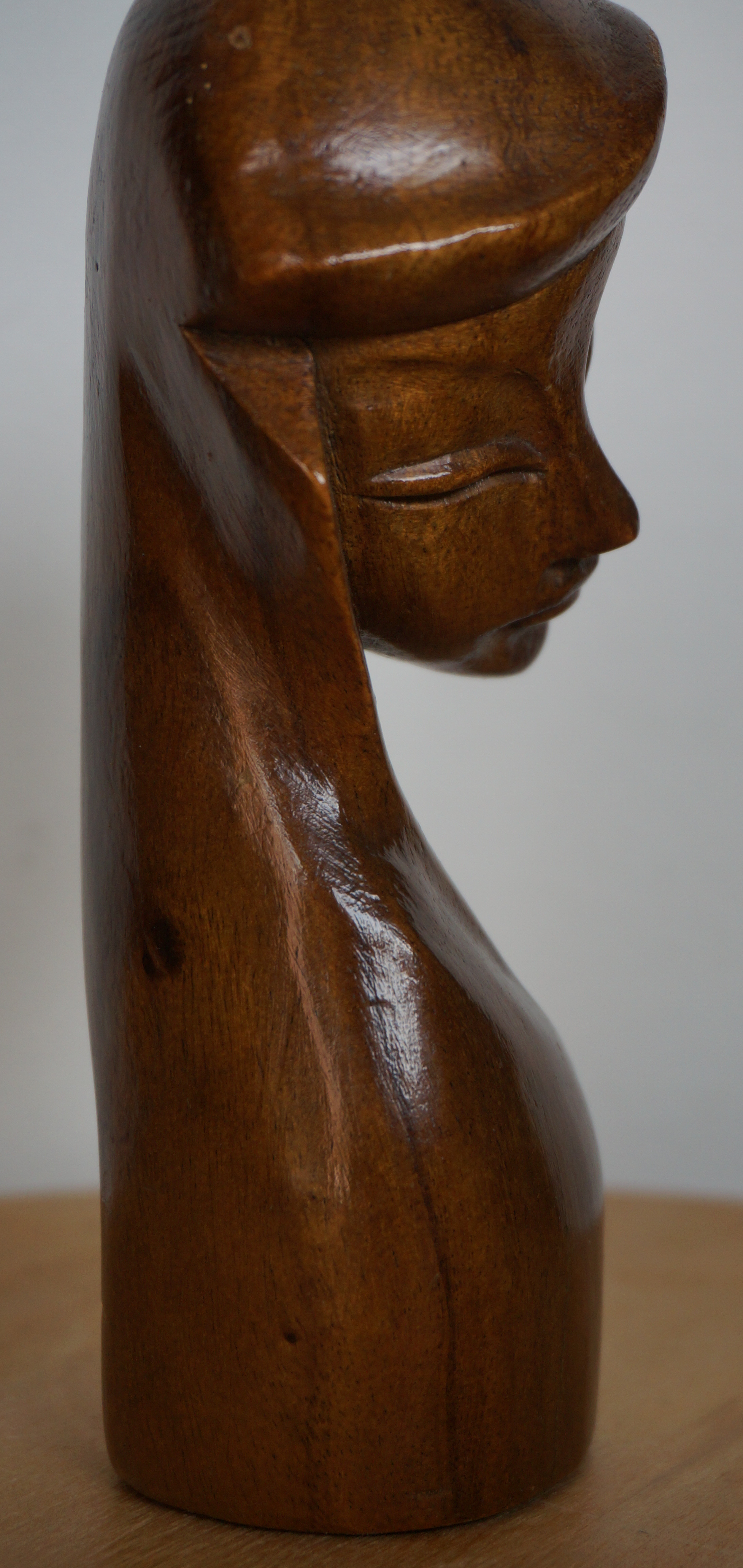 Niet of onleesbaar gesigneerd - Vrouwenkopje (Madonna?) kopen? Bied vanaf 1!