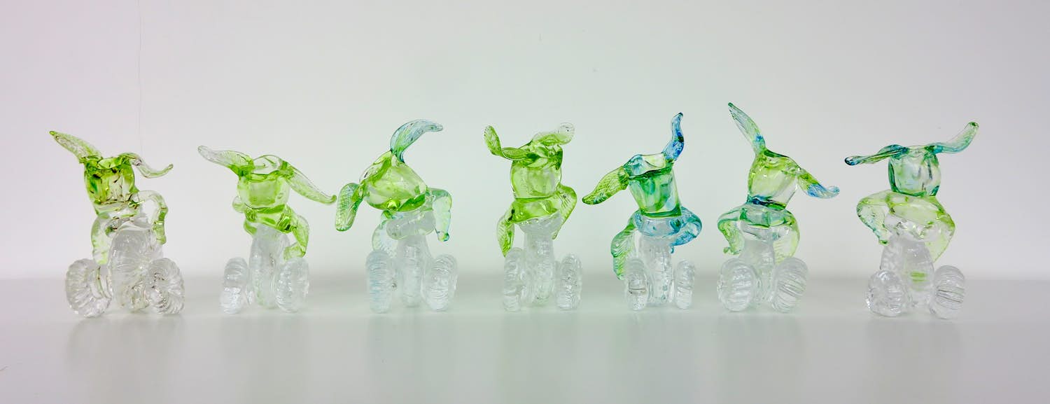 Yvon Trossèl - Zes transparant-groene glazen kaarsenstandaarden met bladmotief kopen? Bied vanaf 125!